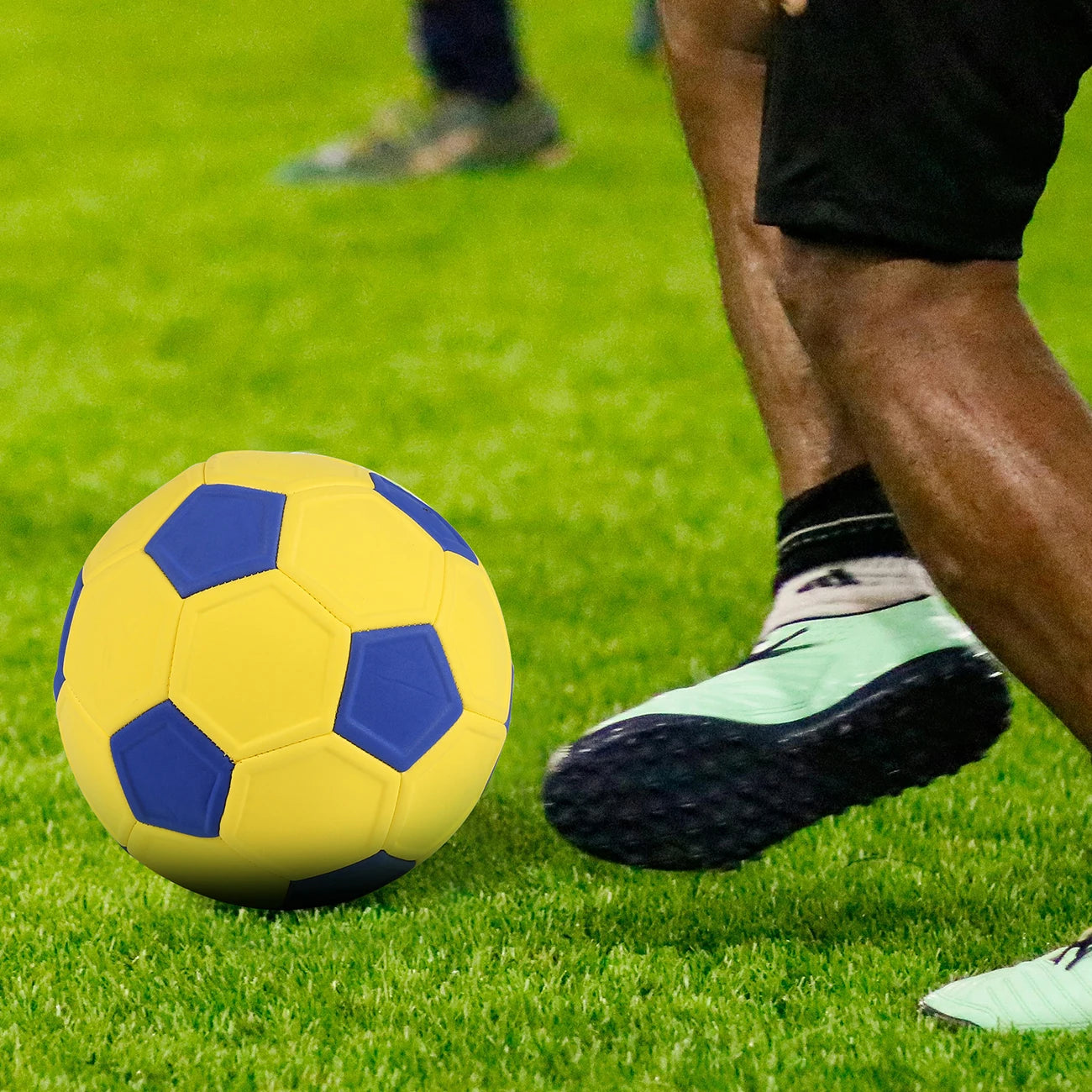 1PC size 4 and 5 durable, soft and comfortable sports football, suitable for four seasons of competition and training